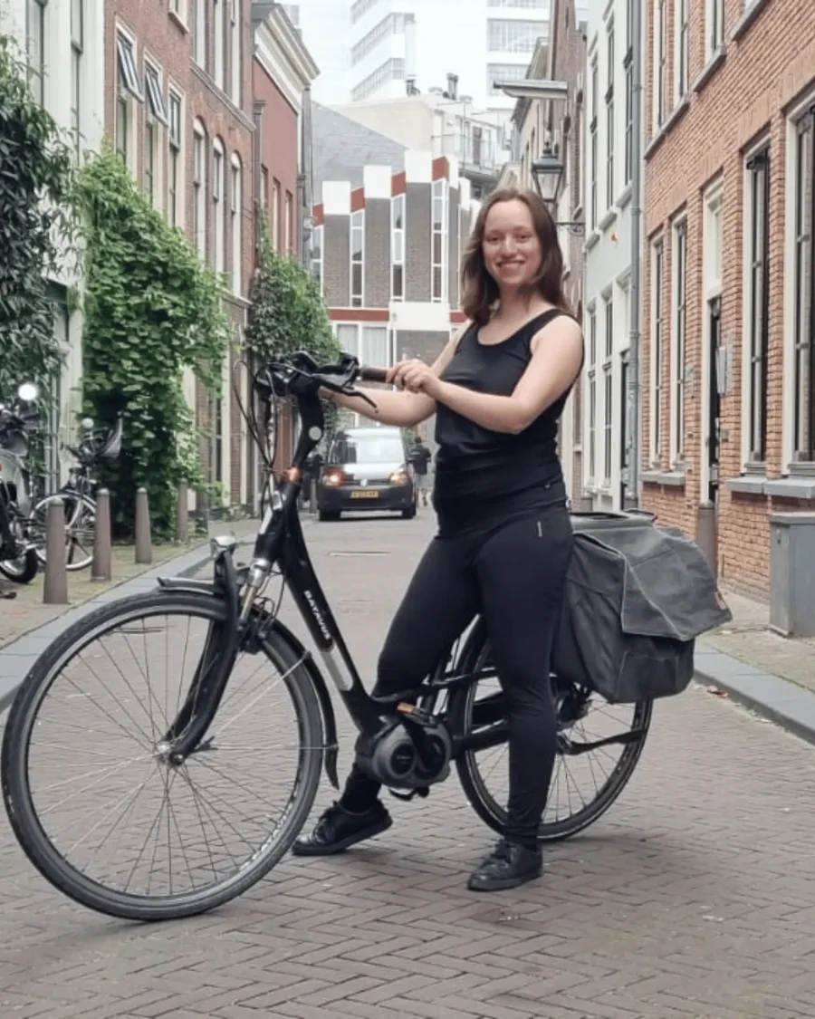 Juul van Trimsalon Ody onderweg naar een klant met de fiets